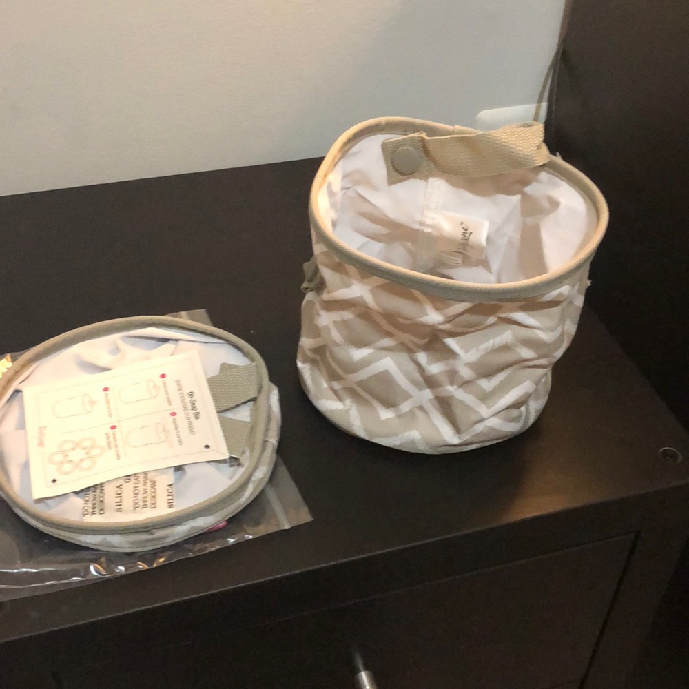 Oh-Snap bin in cream and white design